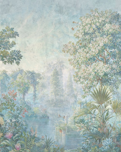 Fototapet cu peisaj de grădină luxuriantă, cu arbore înflorit, vegetație tropicală și ruine clasice, într-o atmosferă cețoasă.