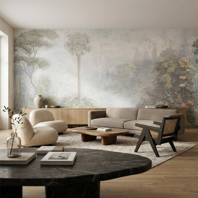 Fototapet cu un peisaj luxuriant de junglă și copaci înalți, într-o cameră de zi amenajată cu mobilier modern.