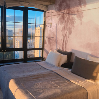 Fototapet personalizat cu copac solitar roz într-un dormitor modern