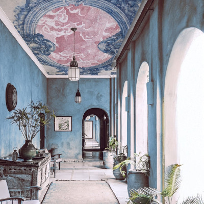 Fototapet personalizat cu design abstract în nuanțe de albastru și roz, aplicat pe tavan într-un interior cu influențe mediteraneene.