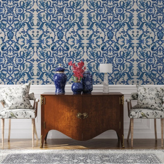 Tapet cu motive tradiționale albastre într-un interior elegant