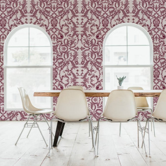 Tapet floral roz antic într-o sufragerie elegantă