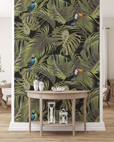 Tapet Exotic air cu frunze tropicale verzi luxuriante, papagali și tucani vibranți.