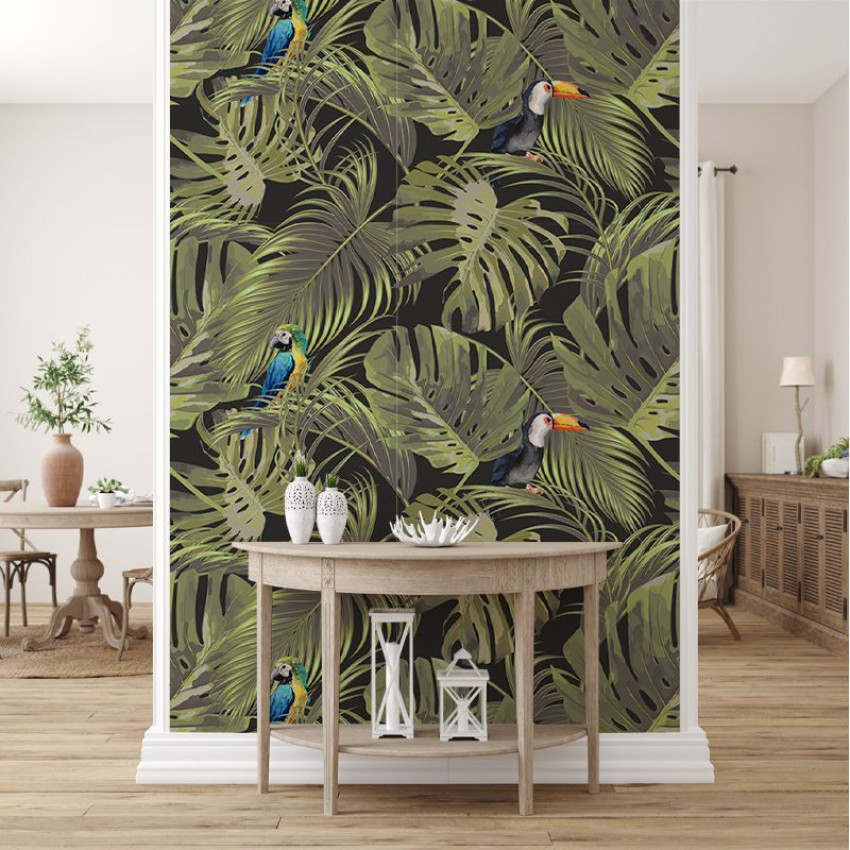 Tapet Exotic air cu frunze tropicale verzi luxuriante, papagali și tucani vibranți.