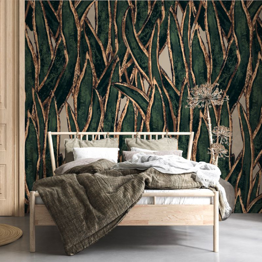 Tapet cu design abstract, verde și auriu, cu frunze și linii aurii pe un fundal verde închis.