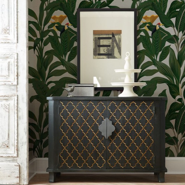 Tapet tropical cu frunze luxuriante, flori delicate și păsări exotice