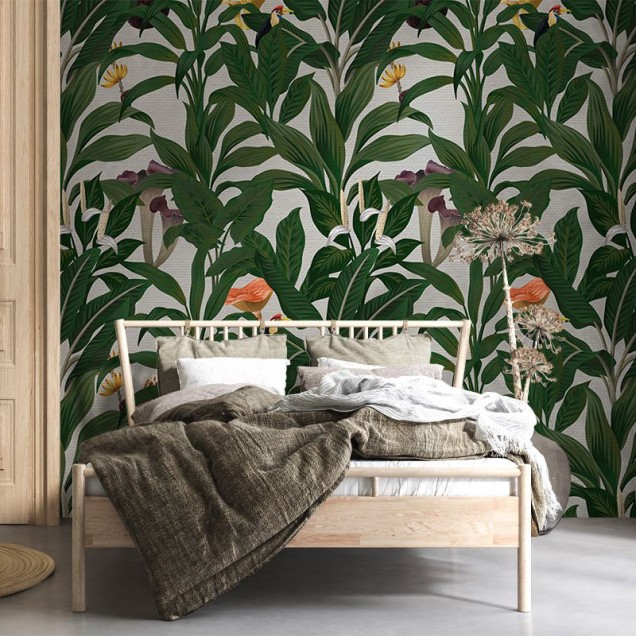Tapet tropical cu frunze luxuriante, flori delicate și păsări exotice