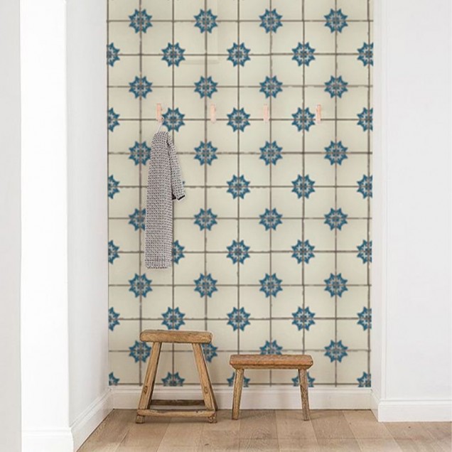 Tapet cu model de dale vintage, cu motive geometrice albastre pe un fundal alb crem.