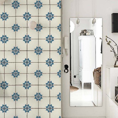 Tapet cu model de dale vintage, cu motive geometrice albastre pe un fundal alb crem.