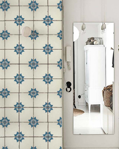 Tapet cu model de dale vintage, cu motive geometrice albastre pe un fundal alb crem.