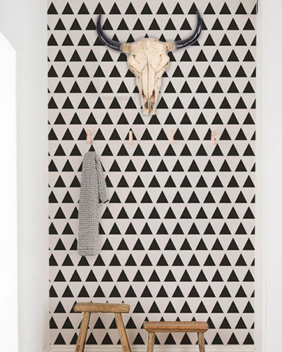 Tapet cu triunghiuri negre pe fond alb, design modern și minimalist