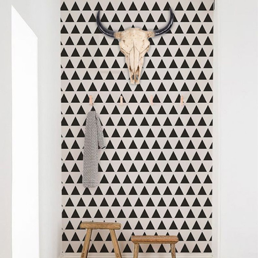 Tapet cu triunghiuri negre pe fond alb, design modern și minimalist