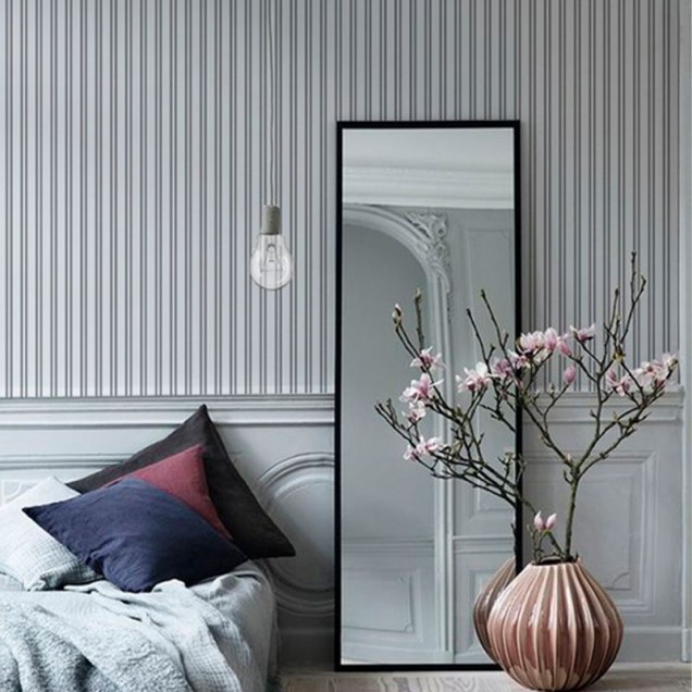 Tapet cu dungi negre și albe, design modern și elegant, perfect pentru dormitor, sufragerie sau birou.