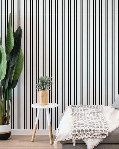 Tapet cu dungi negre și albe, design modern și elegant, perfect pentru dormitor, sufragerie sau birou.
