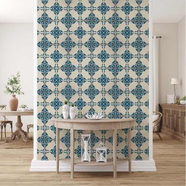 Tapet baie cu design vintage in nuante de albastru, decorat cu dale albastre si albe.