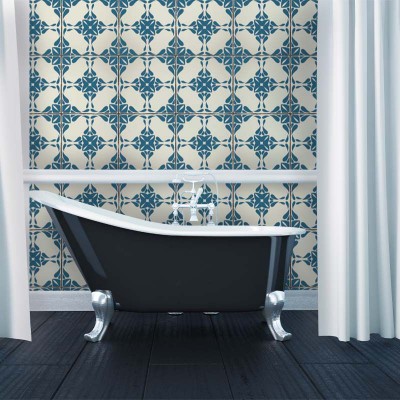 Tapet baie cu design vintage in nuante de albastru, decorat cu dale albastre si albe.