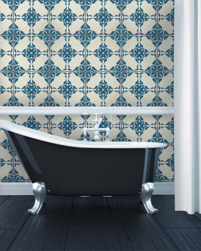 Tapet baie cu design vintage in nuante de albastru, decorat cu dale albastre si albe.