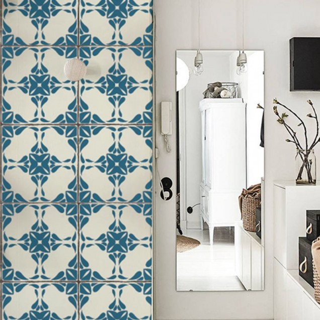 Tapet baie cu design vintage in nuante de albastru, decorat cu dale albastre si albe.