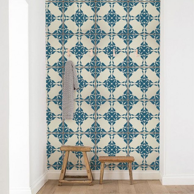 Tapet baie cu design vintage in nuante de albastru, decorat cu dale albastre si albe.