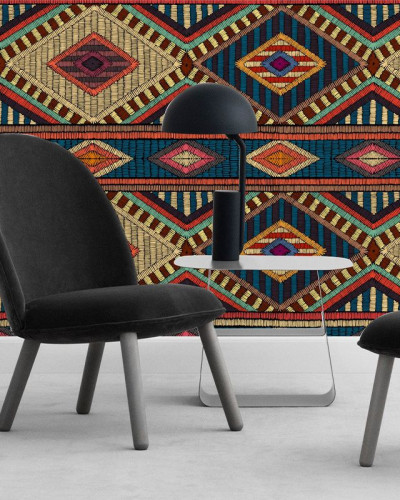 Tapet cu design geometric vibrant, inspirat de culturile indigene, cu nuanțe de roșu, galben, albastru și verde