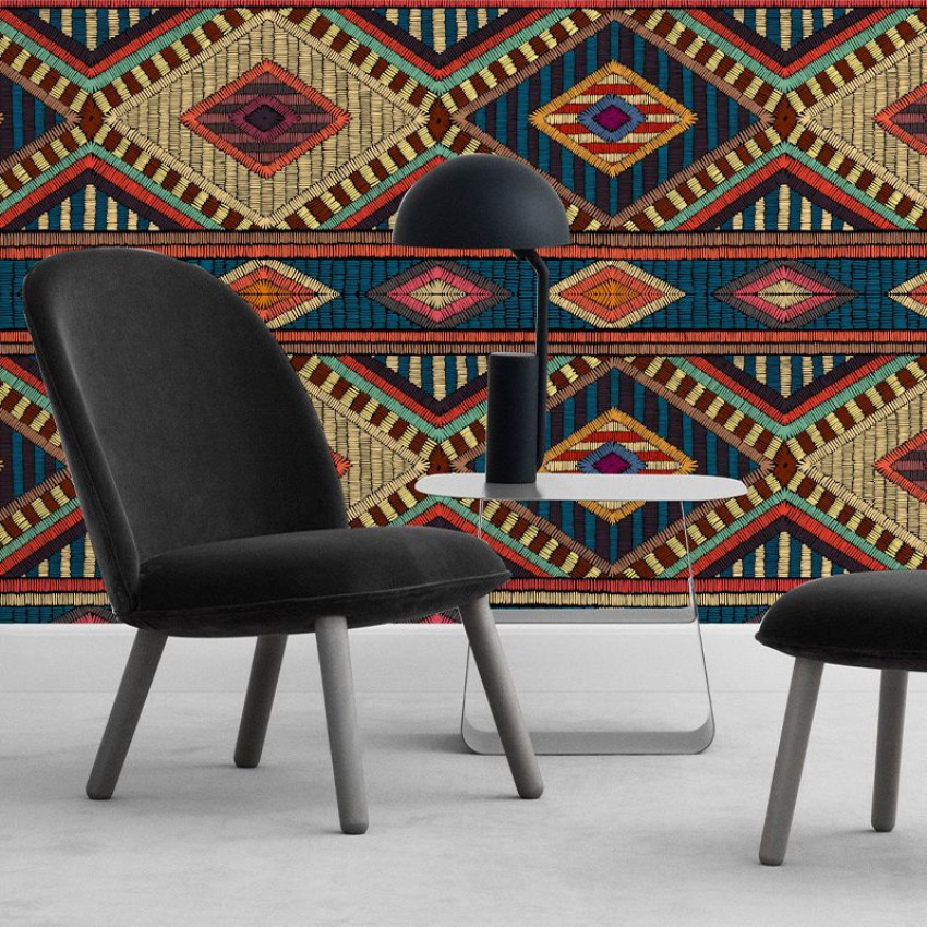 Tapet cu design geometric vibrant, inspirat de culturile indigene, cu nuanțe de roșu, galben, albastru și verde