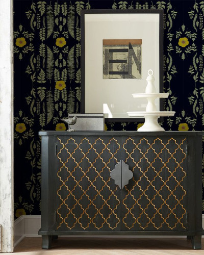 Tapet floral cu design minimalist cu frunze și flori delicate pe un fundal negru