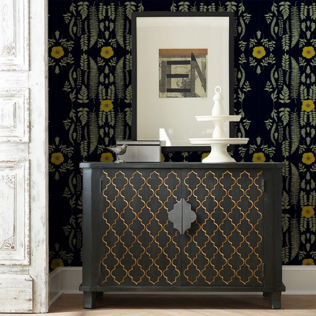 Tapet floral cu design minimalist cu frunze și flori delicate pe un fundal negru