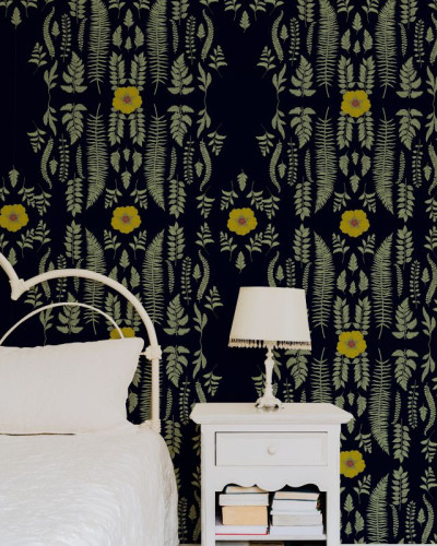 Tapet floral cu design minimalist cu frunze și flori delicate pe un fundal negru