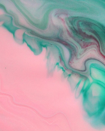 Green contrast tapet cu design abstract, nuante de verde, roz si violet.