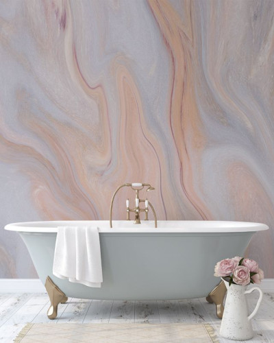 Tapet cu marmură cu nuanțe de bej, roz și gri, ideal pentru a decora o baie elegantă și modernă