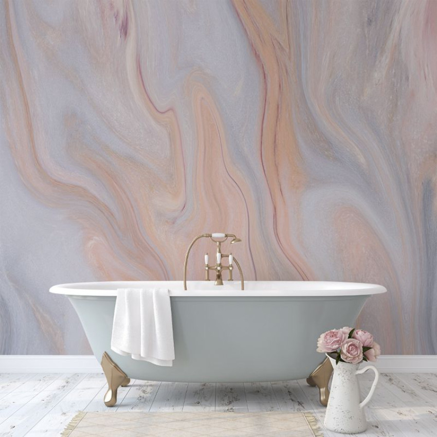 Tapet cu marmură cu nuanțe de bej, roz și gri, ideal pentru a decora o baie elegantă și modernă
