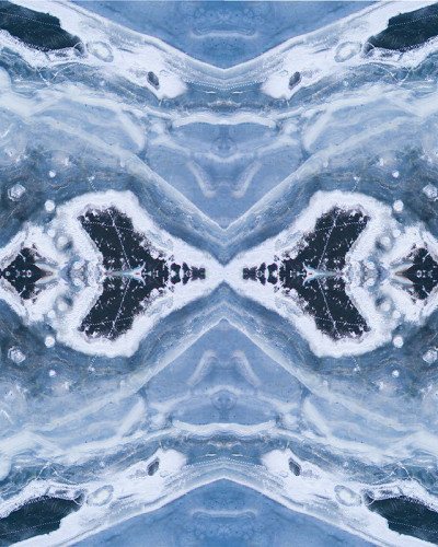 Tapet Blue Marble - Design abstract elegant in nuante de albastru si gri, perfect pentru baie sau dormitor.