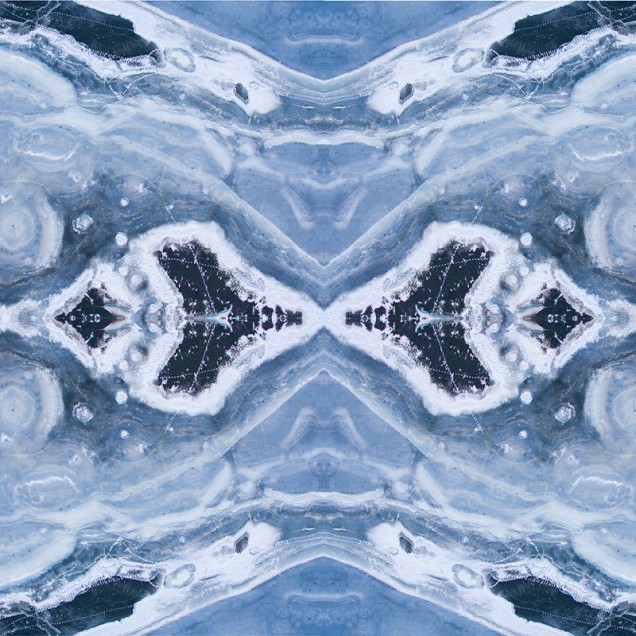 Tapet Blue Marble - Design abstract elegant in nuante de albastru si gri, perfect pentru baie sau dormitor.