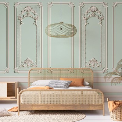 Tapet cu design clasic elegant, cu panouri decorative de inspirație franceză, bază verde deschis și detalii albe delicate.