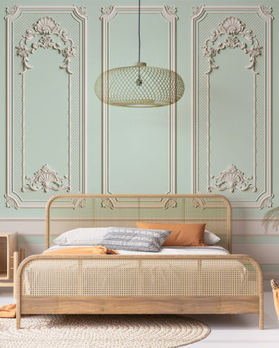 Tapet cu design clasic elegant, cu panouri decorative de inspirație franceză, bază verde deschis și detalii albe delicate.