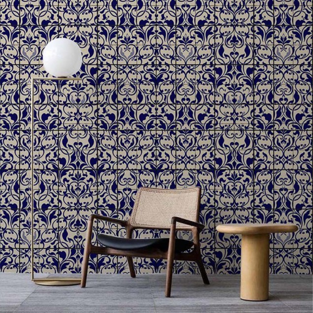 Tapet cu design floral delicat în nuanțe de albastru, perfect pentru a crea un spațiu relaxant și elegant.