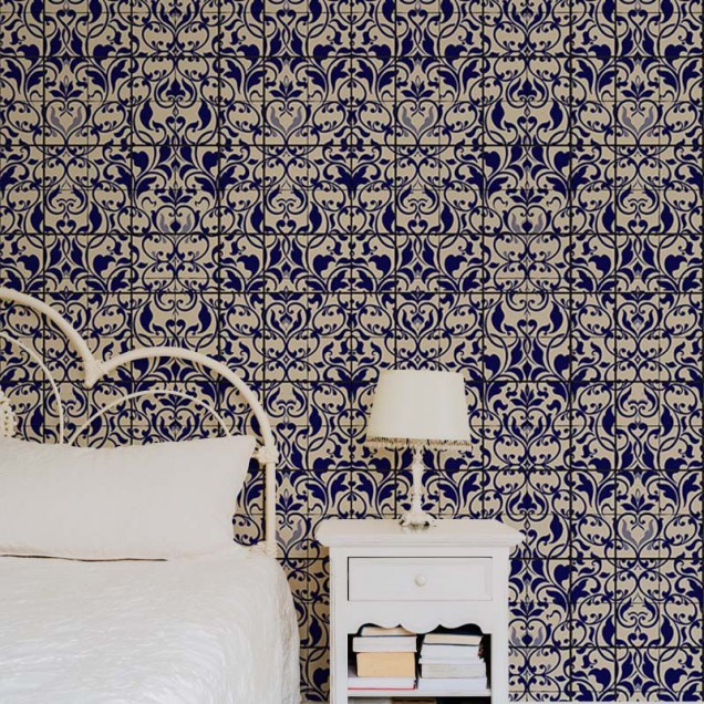 Tapet cu design floral delicat în nuanțe de albastru, perfect pentru a crea un spațiu relaxant și elegant.