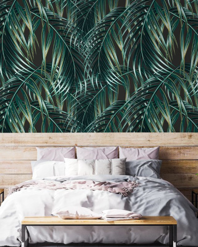 Tapet cu frunze tropicale de un verde intens pe fundal negru.