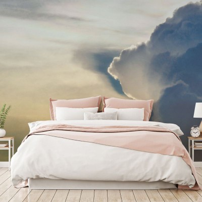 Tapet Dark Clouds cu un design abstract cu nori în nuanțe de albastru, gri și alb. Tapetul este perfect pentru dormitor sau living, creând o atmosferă relaxantă.