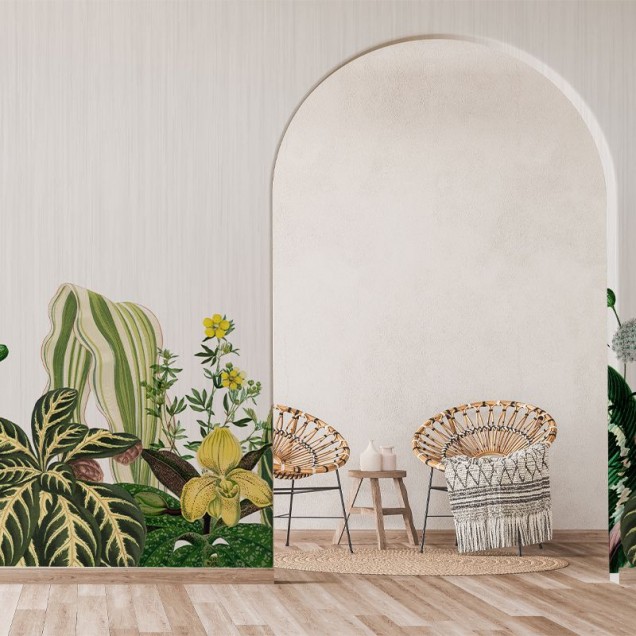 Tapet cu design botanic, cu frunze luxuriante și flori delicate, pe un fundal alb.