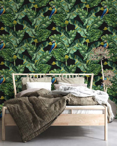 Tapet cu frunze de palmier luxuriante și papagali colorați, ideal pentru dormitor, living sau hol