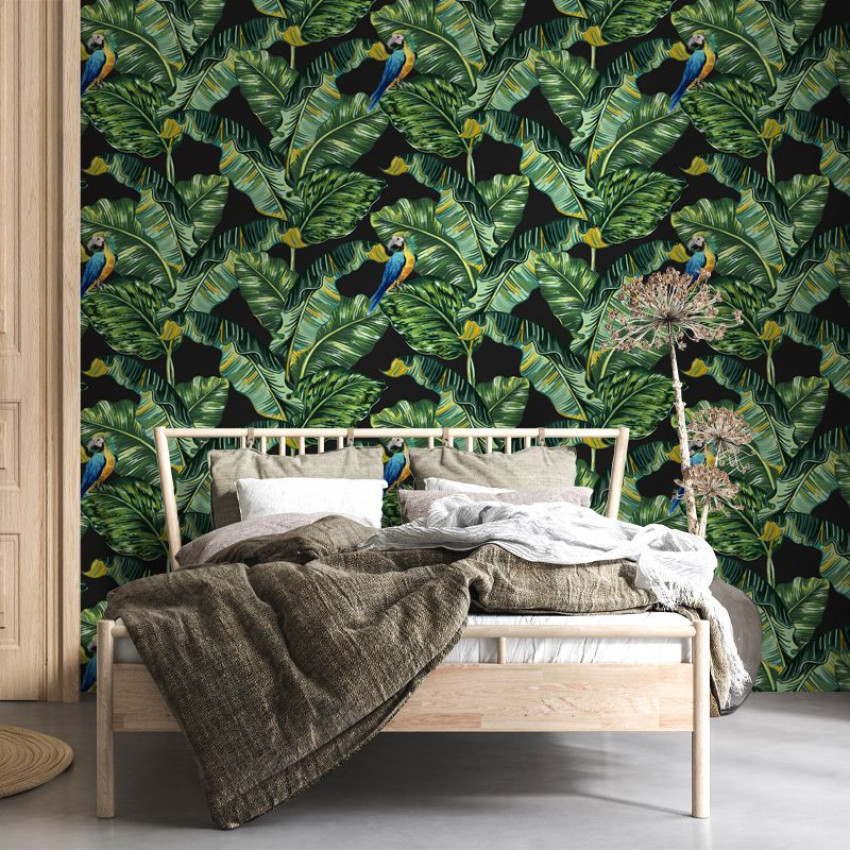 Tapet cu frunze de palmier luxuriante și papagali colorați, ideal pentru dormitor, living sau hol