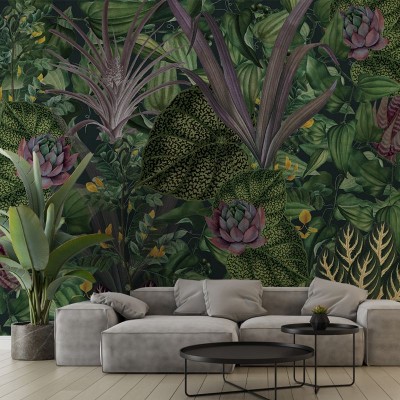 Tapet cu design tropical, cu frunze luxuriante și flori vibrante.