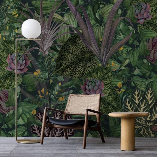 Tapet cu design tropical, cu frunze luxuriante și flori vibrante.