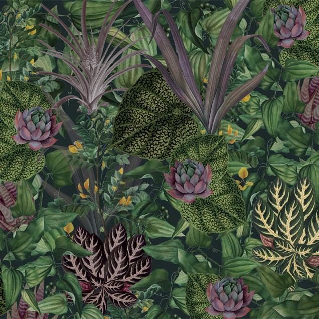 Tapet cu design tropical, cu frunze luxuriante și flori vibrante.