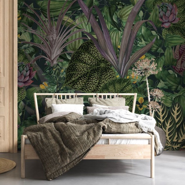 Tapet cu design tropical, cu frunze luxuriante și flori vibrante.