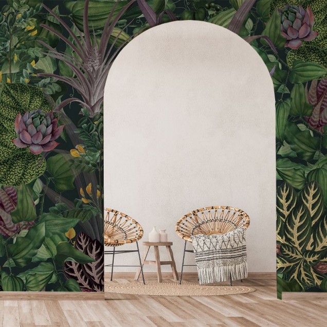 Tapet cu design tropical, cu frunze luxuriante și flori vibrante.