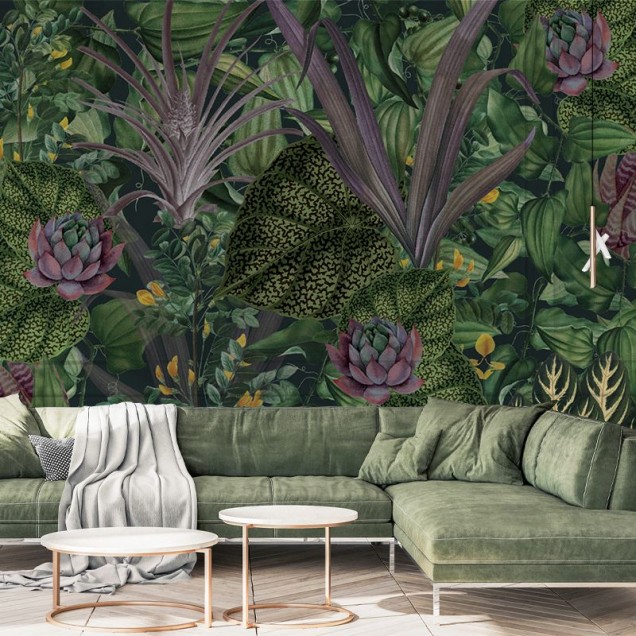 Tapet cu design tropical, cu frunze luxuriante și flori vibrante.