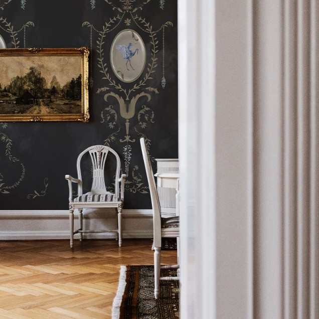 Tapet cu un design elegant, cu animale regale și motive florale, pe un fundal negru.