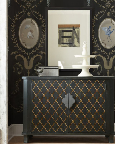 Tapet cu un design elegant, cu animale regale și motive florale, pe un fundal negru.